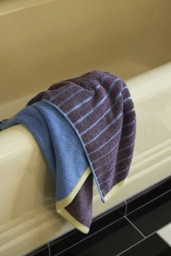 Hübsch Promenade Kylpypyyhe 70x140 Cm Violetti/sininen 6 Hübsch Promenade Kylpypyyhe 70x140 Cm Violetti/sininen -Aarikka Shop hubsch promenade kylpypyyhe violettisininen