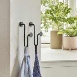 Hübsch Swing Koukku 7x2,5x13 Cm Valkoinen 7 Hübsch Swing Koukku 7x2,5x13 Cm Valkoinen -Aarikka Shop hubsch swing koukku musta1