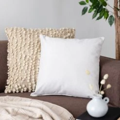 Affari Margaretha Koristeruukku Ø5/9x9 Cm Valkoinen -Aarikka Shop nuppu koristetyyny 45x45 cm luonnonvalkoinen web 4